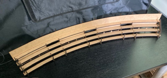 AT-BA Tribüne Kurve 3 Größe:50x80x110 mm LxBxH